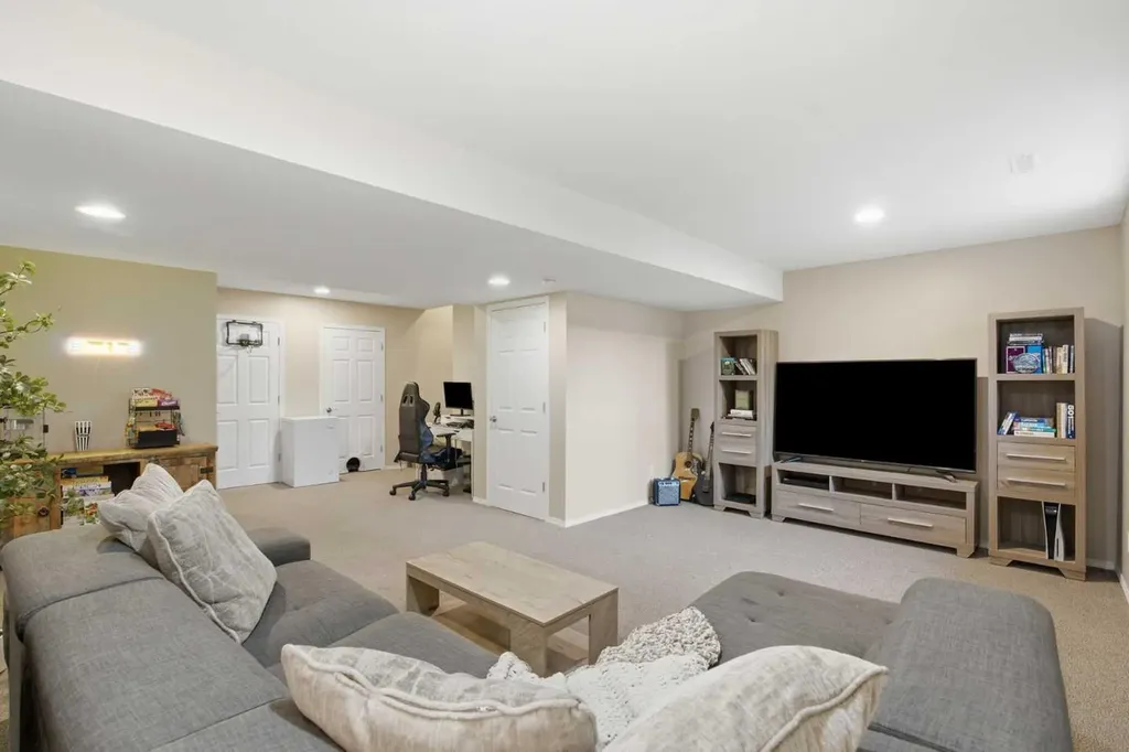 14 Reid Court Sylvan Lake AB T4S 0L9