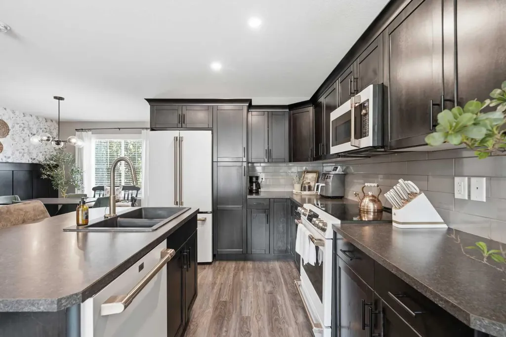 14 Reid Court Sylvan Lake AB T4S 0L9
