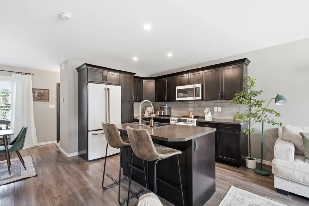 14 Reid Court Sylvan Lake AB T4S 0L9