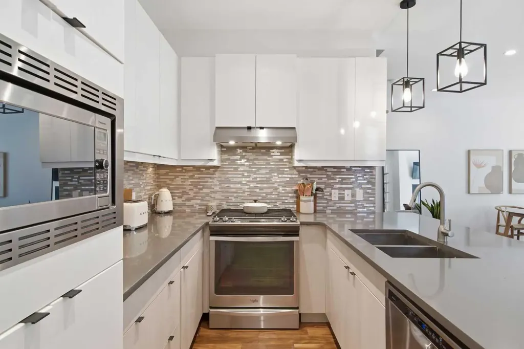 4733 17 Avenue NW Calgary AB T3B 0P4