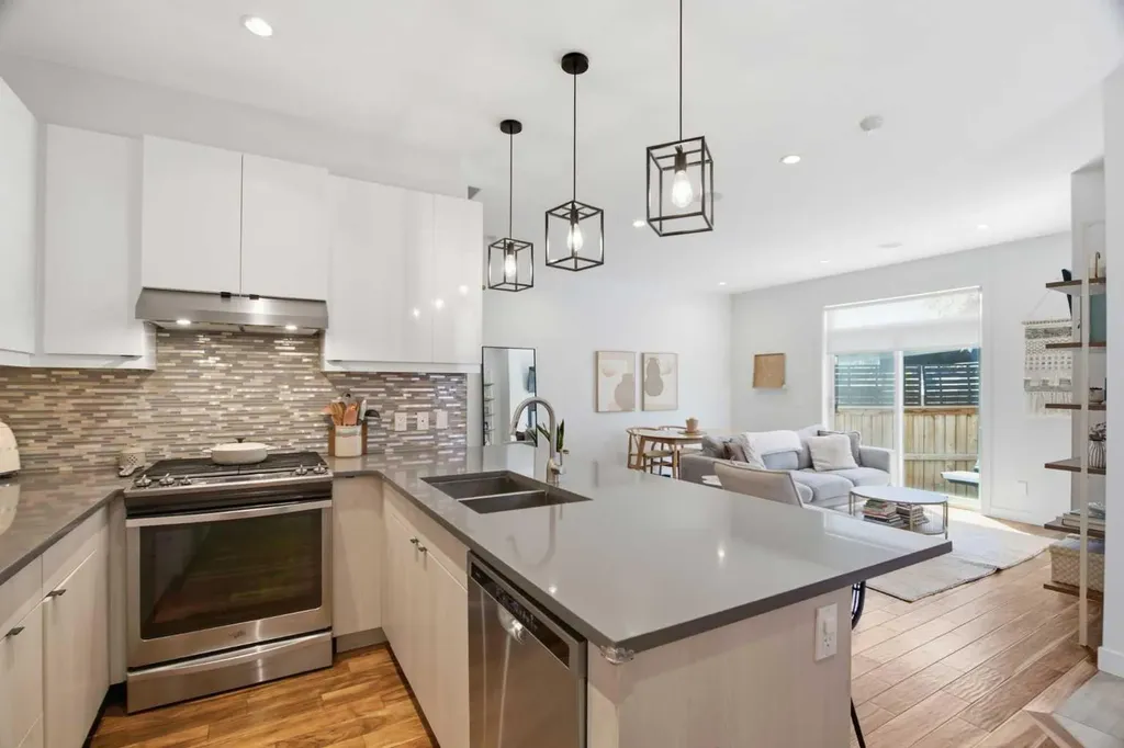 4733 17 Avenue NW Calgary AB T3B 0P4