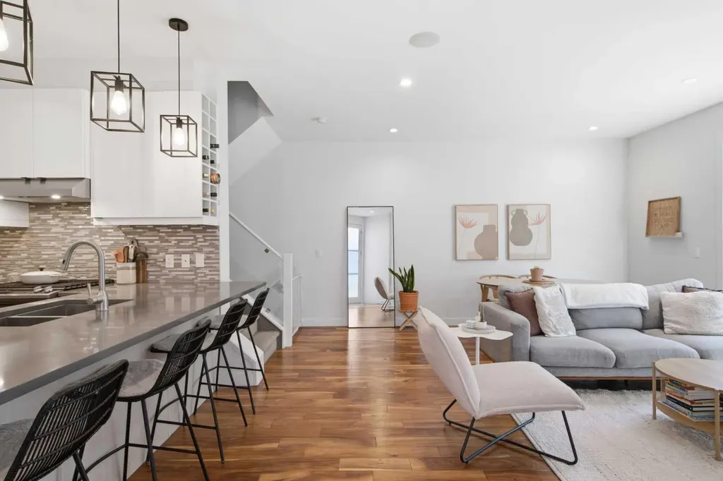 4733 17 Avenue NW Calgary AB T3B 0P4
