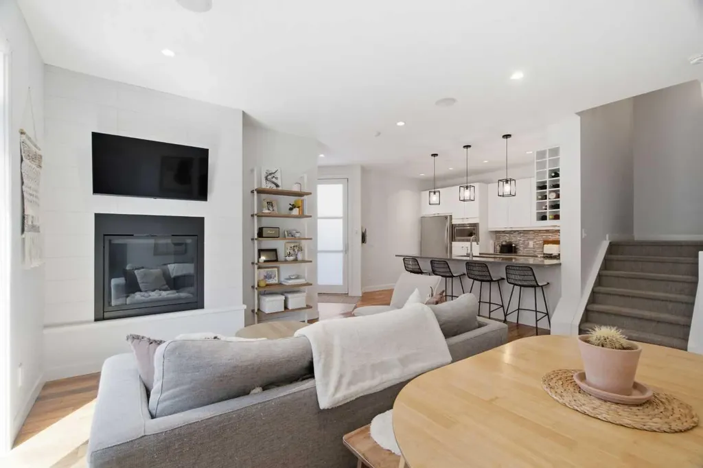 4733 17 Avenue NW Calgary AB T3B 0P4