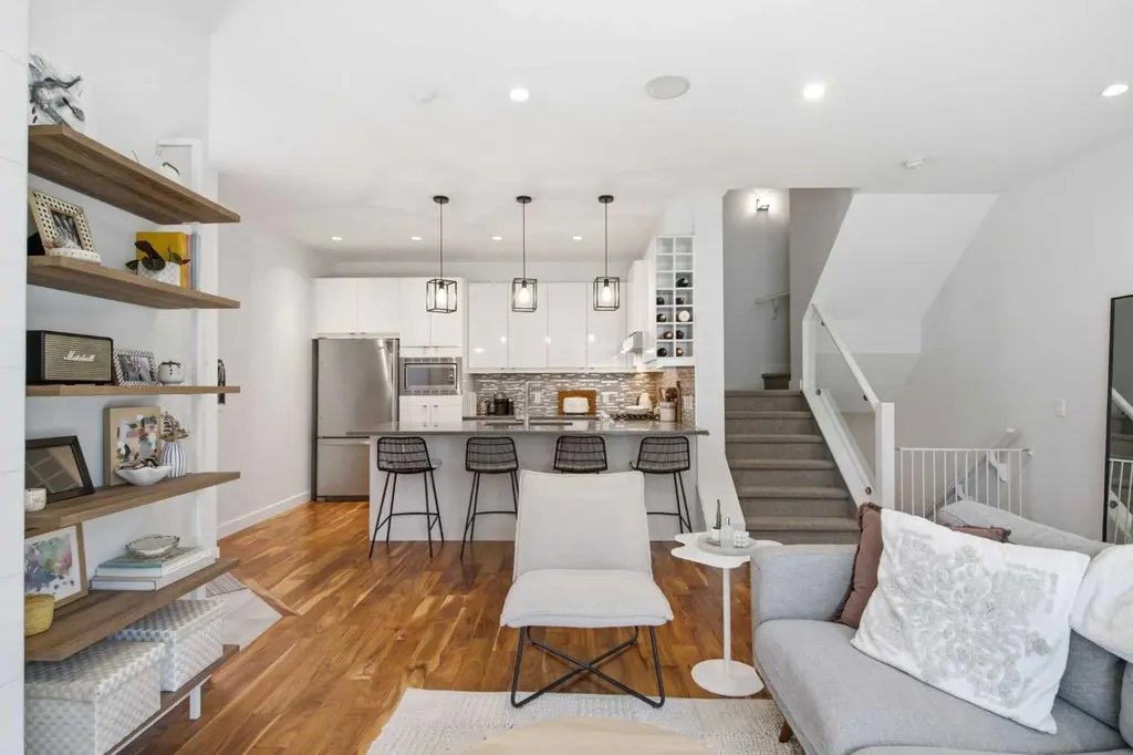 4733 17 Avenue NW Calgary AB T3B 0P4