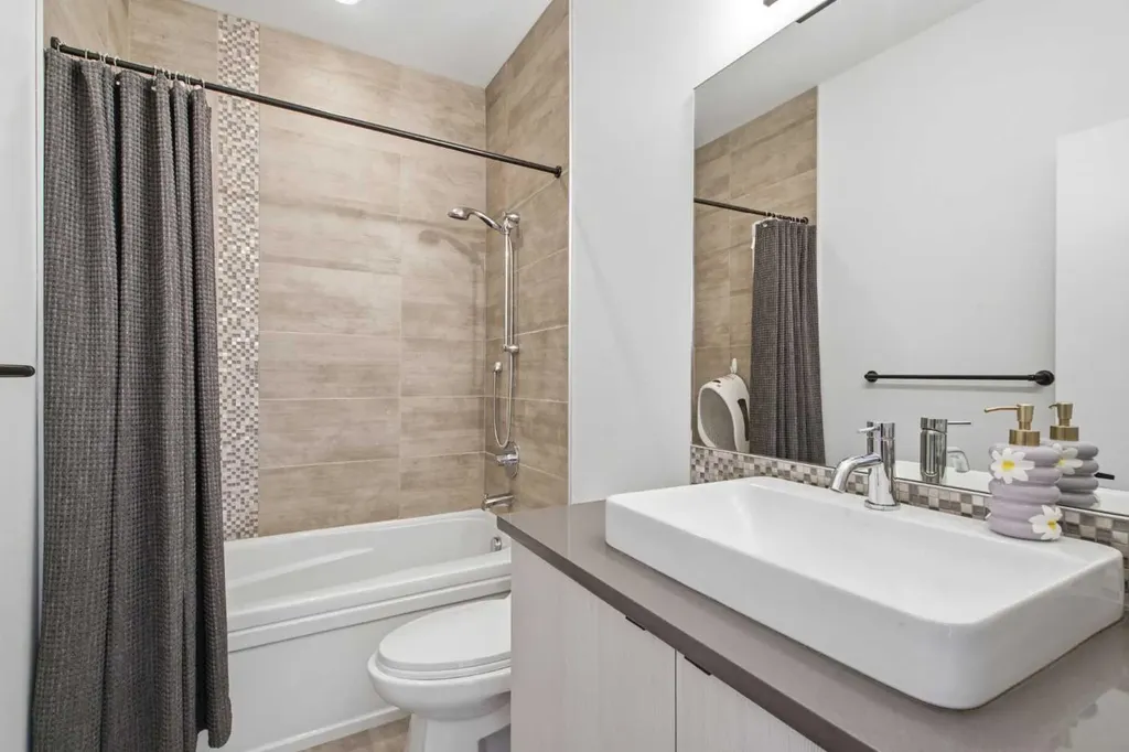 4733 17 Avenue NW Calgary AB T3B 0P4