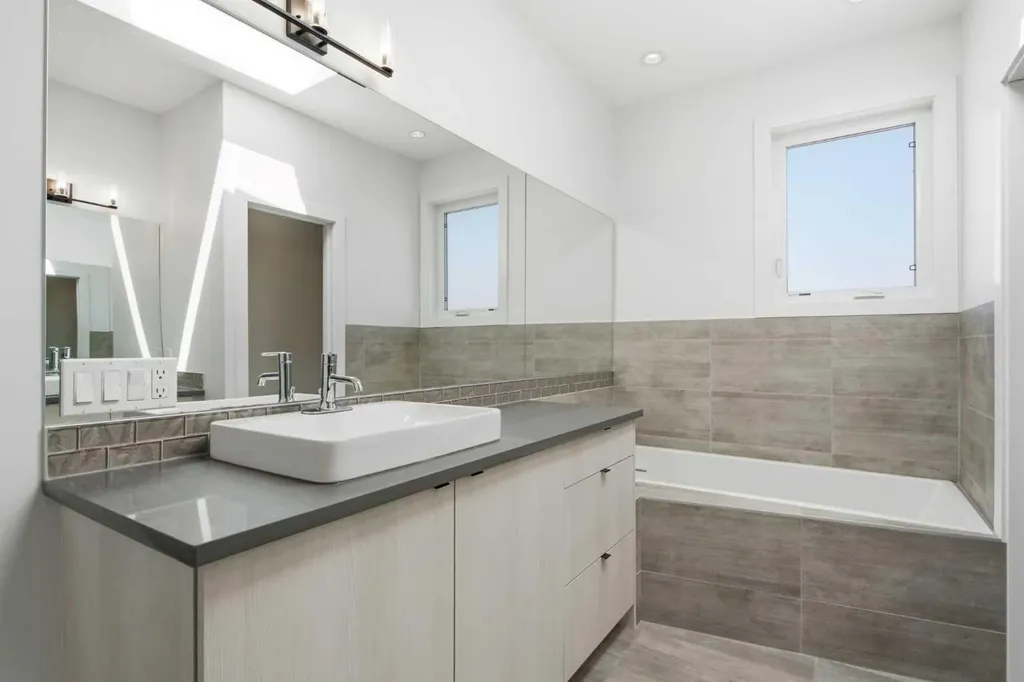 4733 17 Avenue NW Calgary AB T3B 0P4