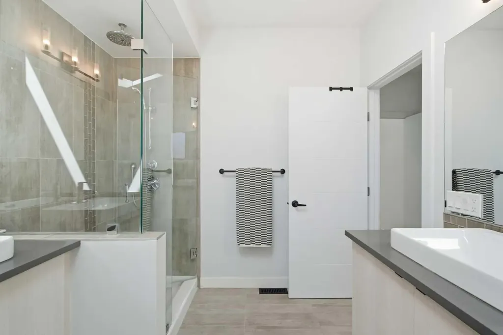 4733 17 Avenue NW Calgary AB T3B 0P4