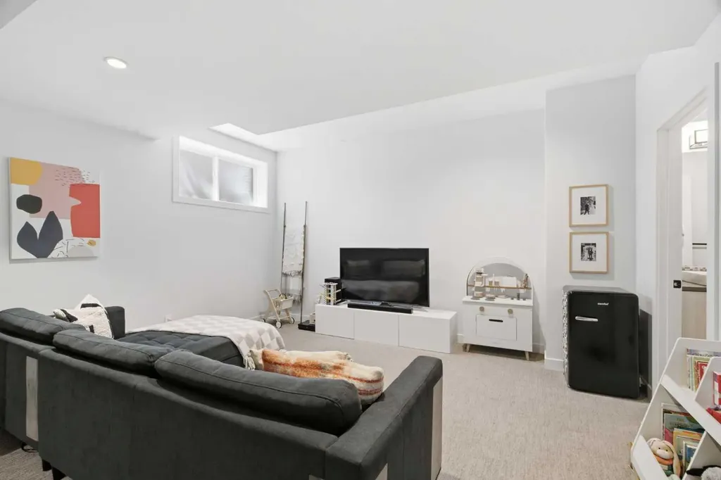 4733 17 Avenue NW Calgary AB T3B 0P4