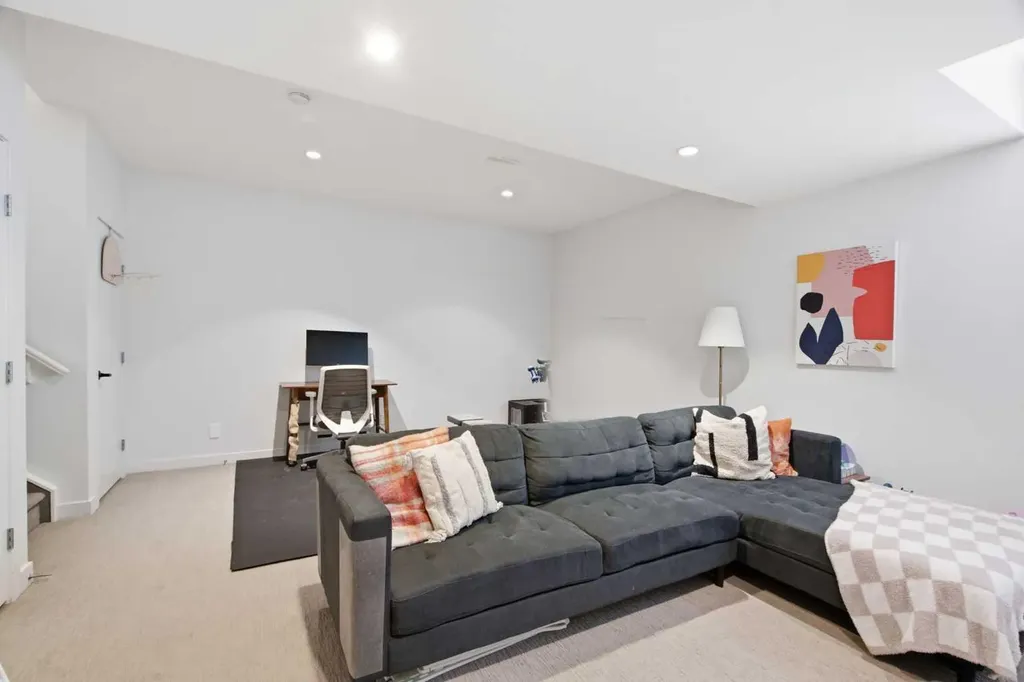 4733 17 Avenue NW Calgary AB T3B 0P4