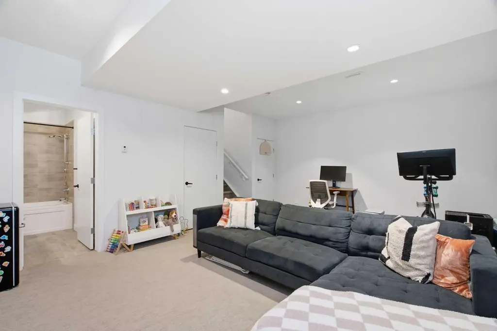 4733 17 Avenue NW Calgary AB T3B 0P4