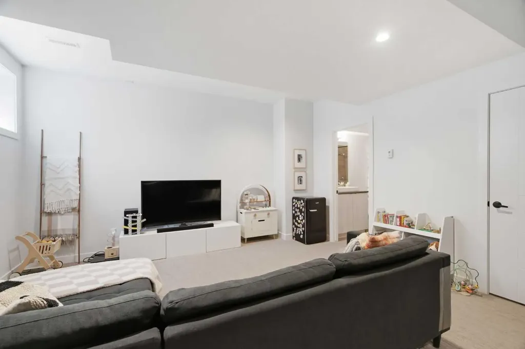 4733 17 Avenue NW Calgary AB T3B 0P4