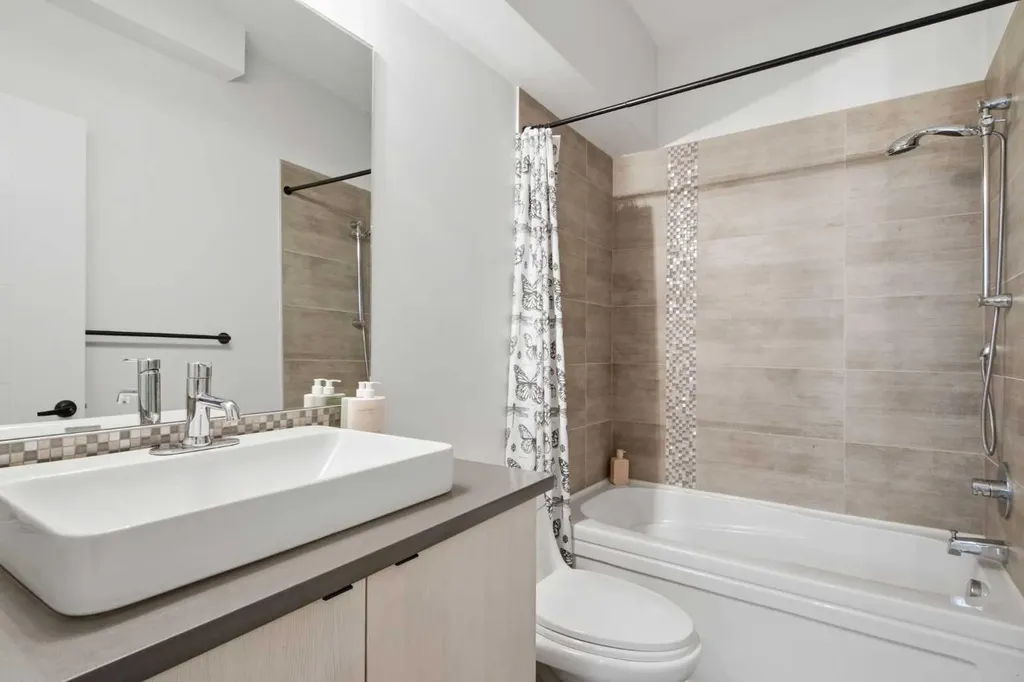 4733 17 Avenue NW Calgary AB T3B 0P4