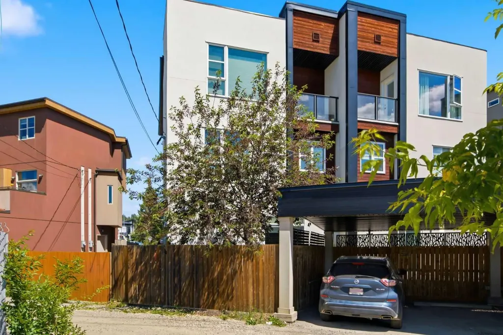 4733 17 Avenue NW Calgary AB T3B 0P4