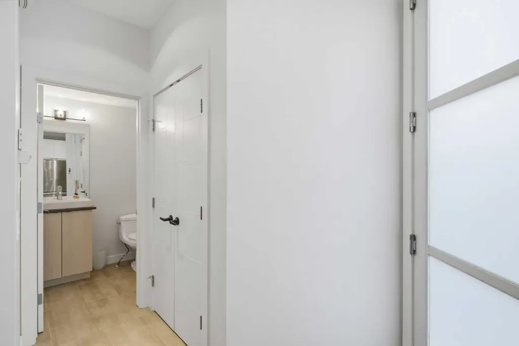 4733 17 Avenue NW Calgary AB T3B 0P4