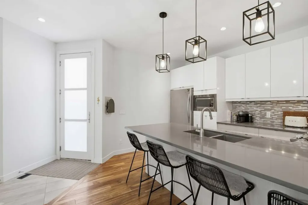 4733 17 Avenue NW Calgary AB T3B 0P4
