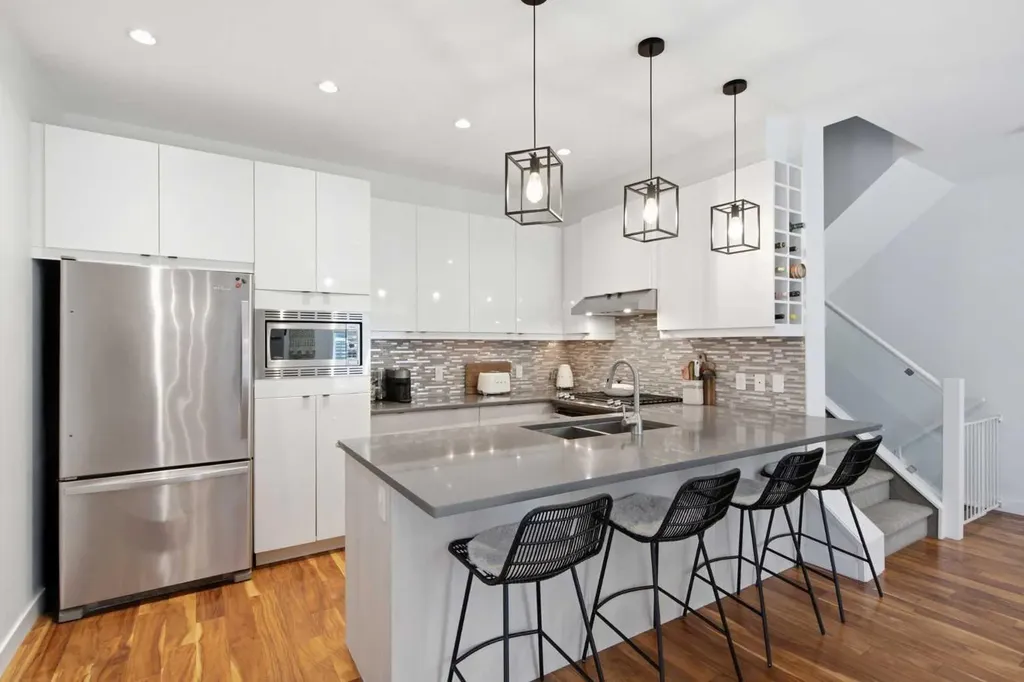 4733 17 Avenue NW Calgary AB T3B 0P4