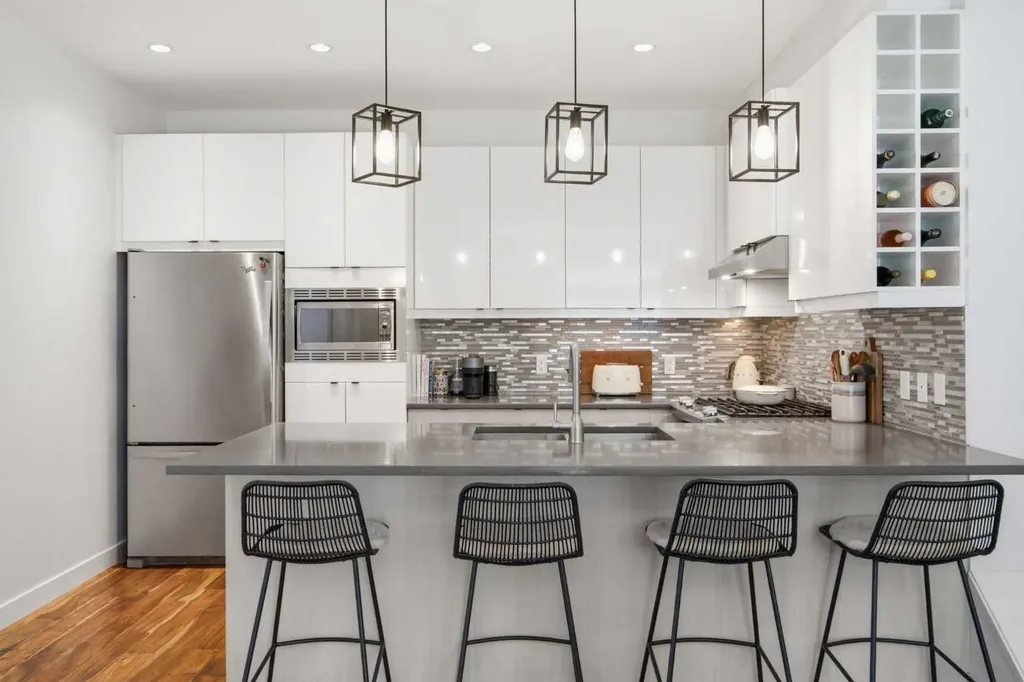 4733 17 Avenue NW Calgary AB T3B 0P4