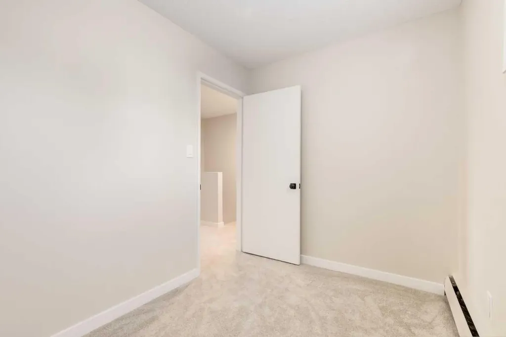 3809 45 Street SW Calgary AB T3B1T3