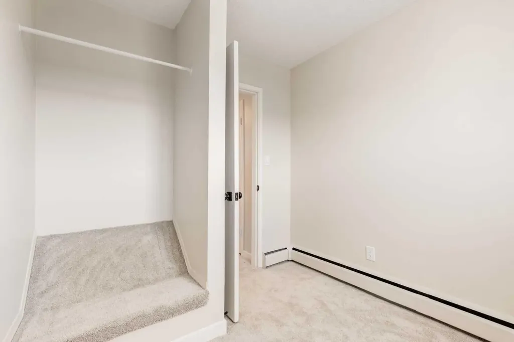 3809 45 Street SW Calgary AB T3B1T3