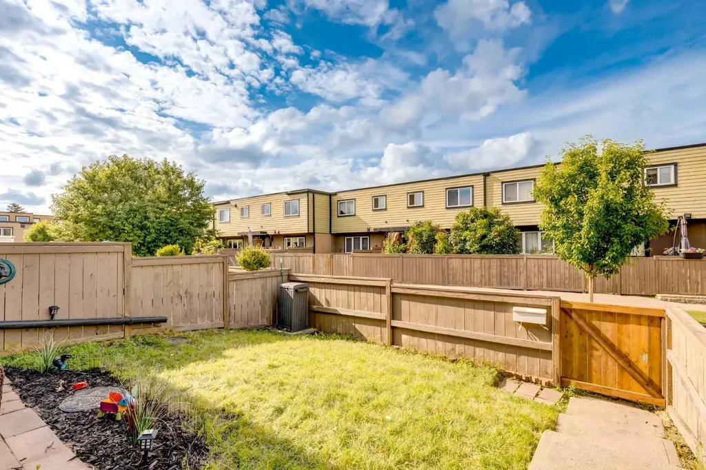 3809 45 Street SW Calgary AB T3B1T3