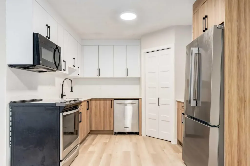 3809 45 Street SW Calgary AB T3B1T3