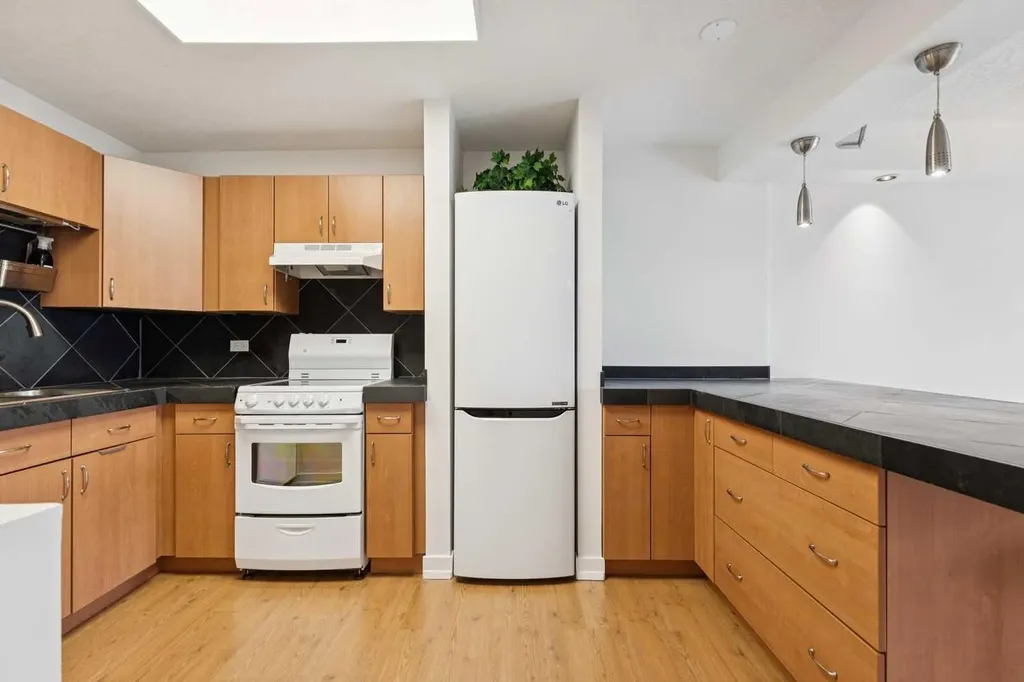 328 Cedar Crescent SW Calgary AB T3C 2Y8
