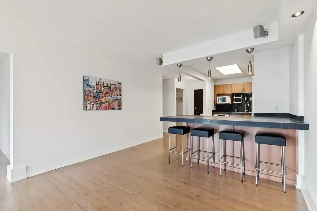 328 Cedar Crescent SW Calgary AB T3C 2Y8