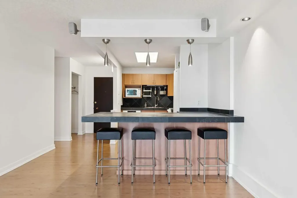 328 Cedar Crescent SW Calgary AB T3C 2Y8