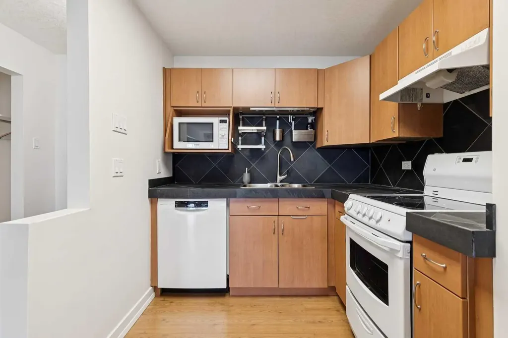 328 Cedar Crescent SW Calgary AB T3C 2Y8