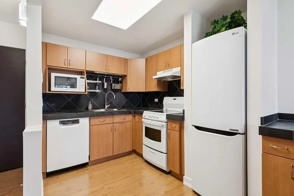 328 Cedar Crescent SW Calgary AB T3C 2Y8