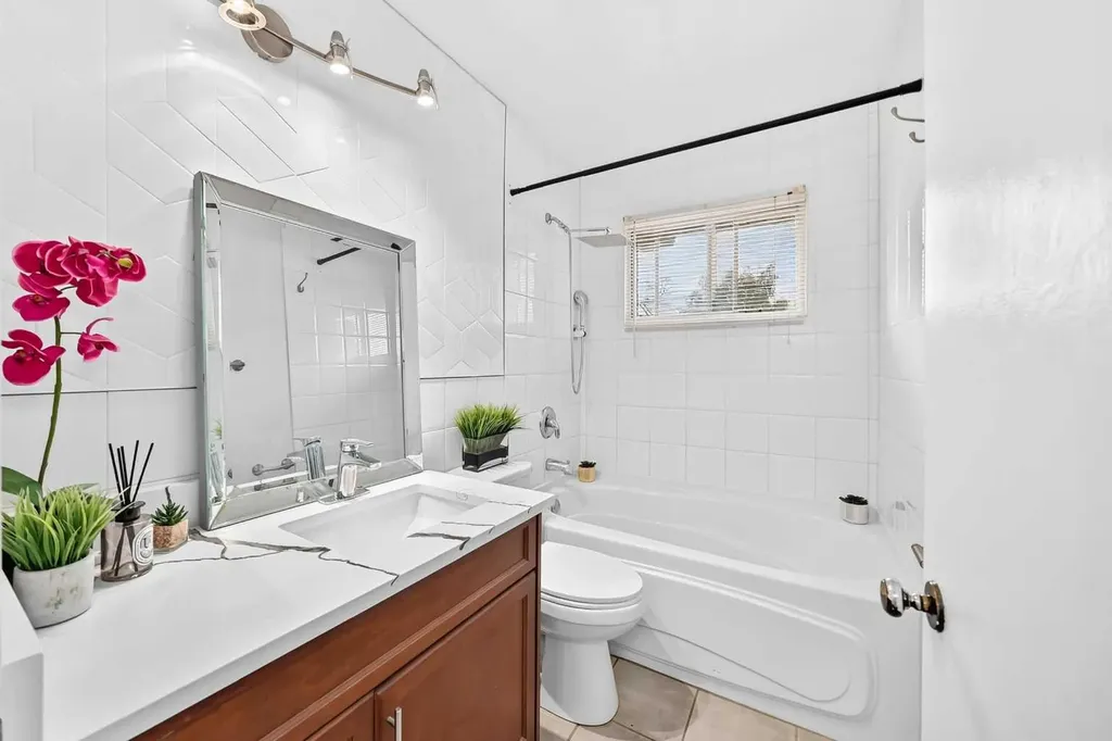 39 Healy Drive SW Calgary AB T2V 2Z8
