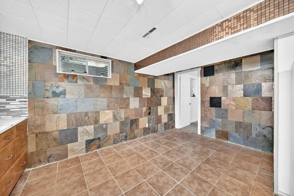 39 Healy Drive SW Calgary AB T2V 2Z8