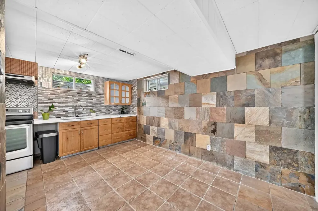 39 Healy Drive SW Calgary AB T2V 2Z8