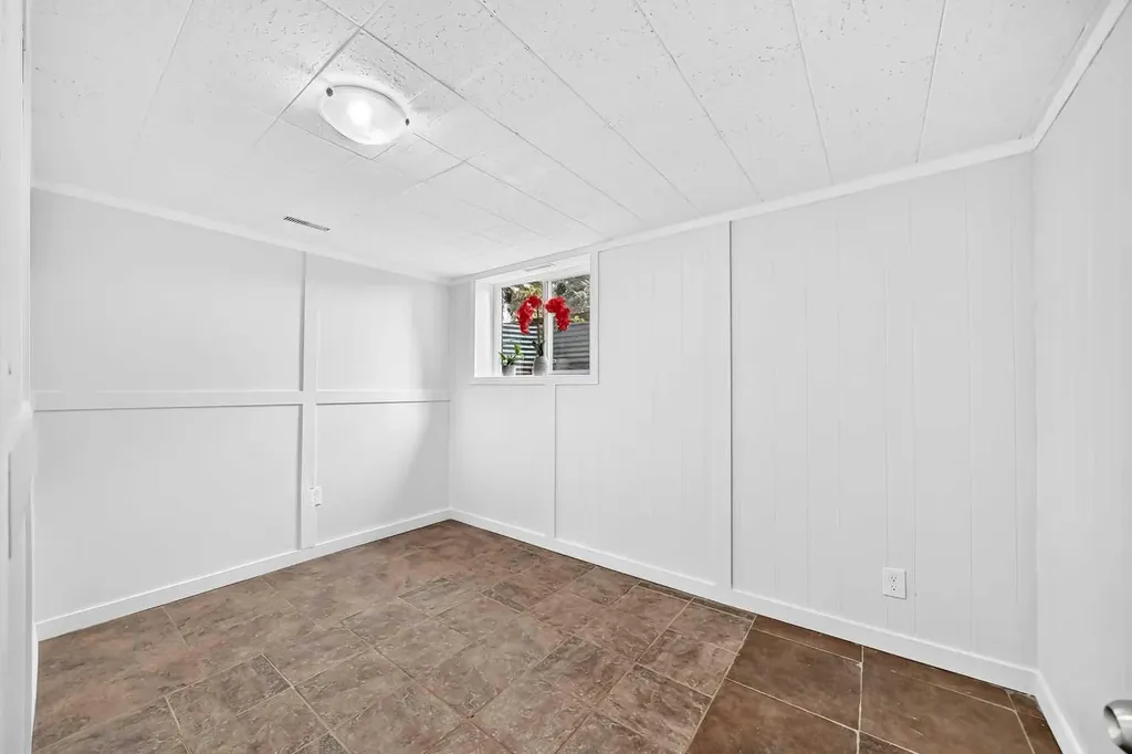 39 Healy Drive SW Calgary AB T2V 2Z8