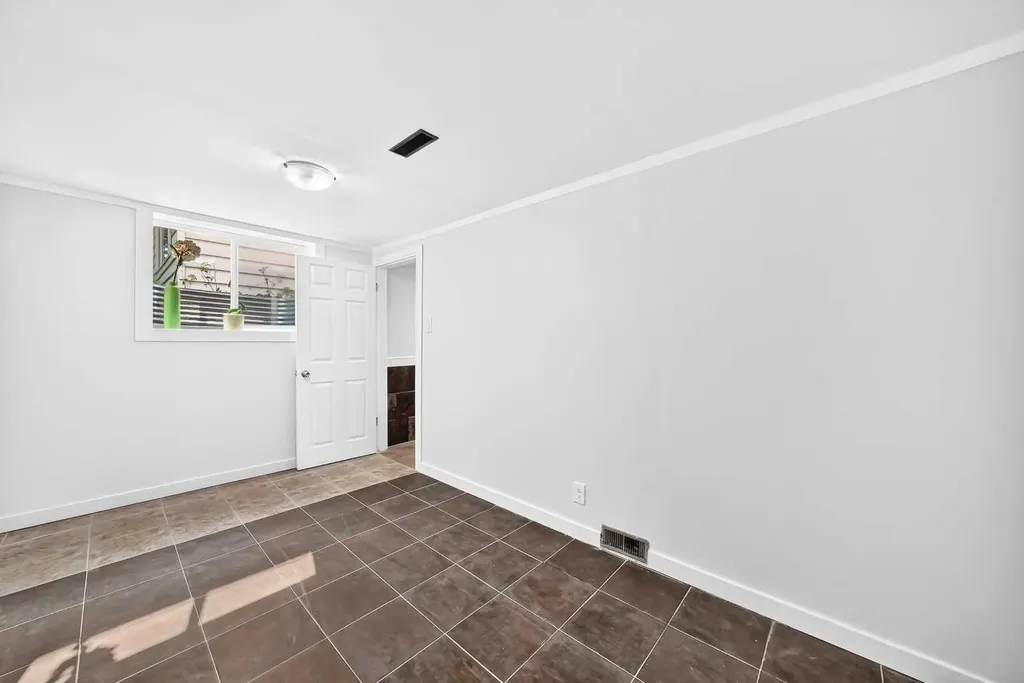 39 Healy Drive SW Calgary AB T2V 2Z8