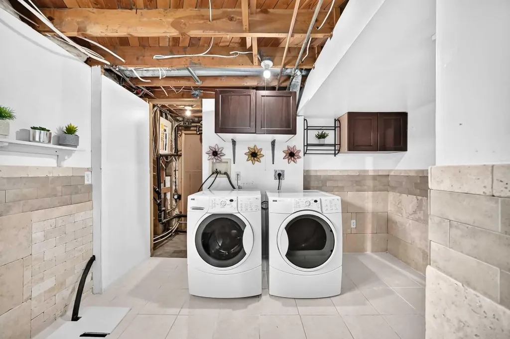 39 Healy Drive SW Calgary AB T2V 2Z8