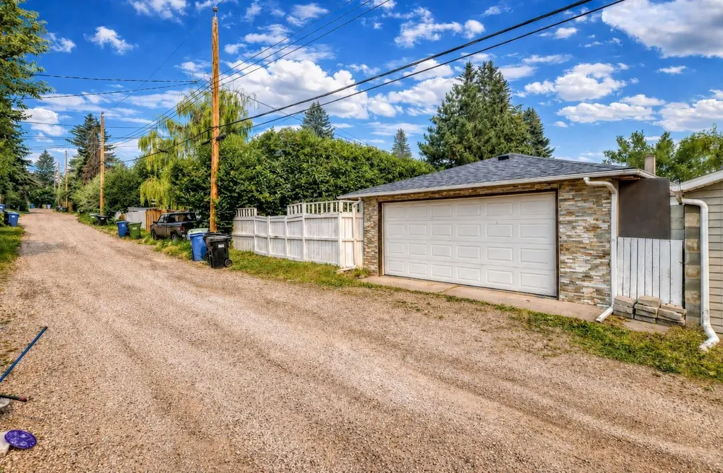 39 Healy Drive SW Calgary AB T2V 2Z8