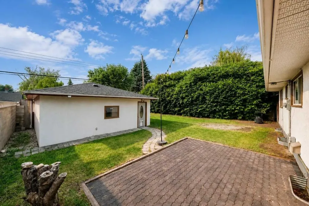 39 Healy Drive SW Calgary AB T2V 2Z8