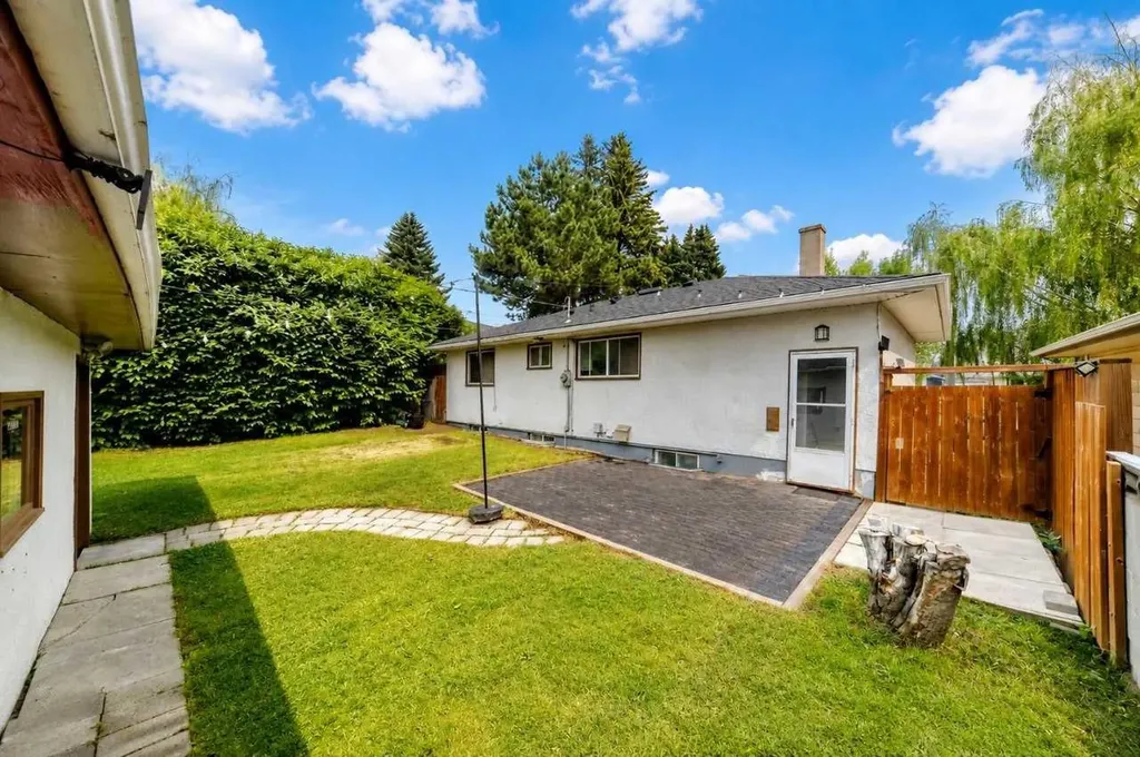 39 Healy Drive SW Calgary AB T2V 2Z8