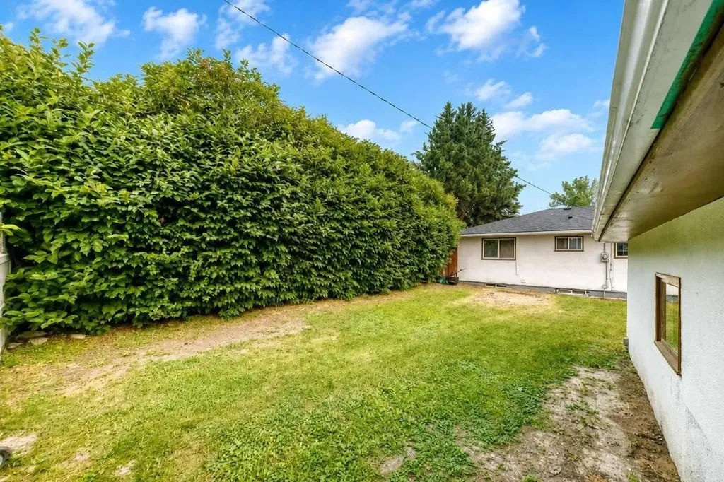 39 Healy Drive SW Calgary AB T2V 2Z8