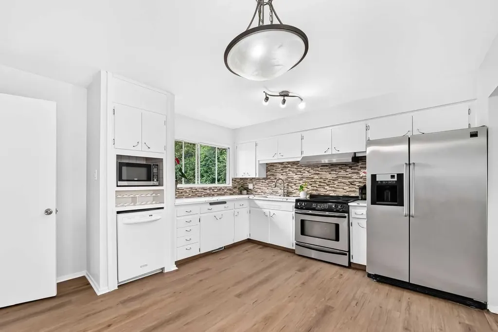 39 Healy Drive SW Calgary AB T2V 2Z8