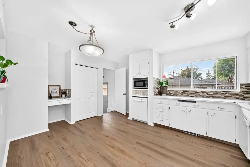 39 Healy Drive SW Calgary AB T2V 2Z8