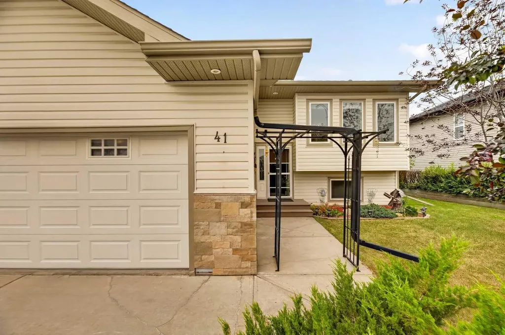 41 Deer Coulee Drive Didsbury AB T0M0W0