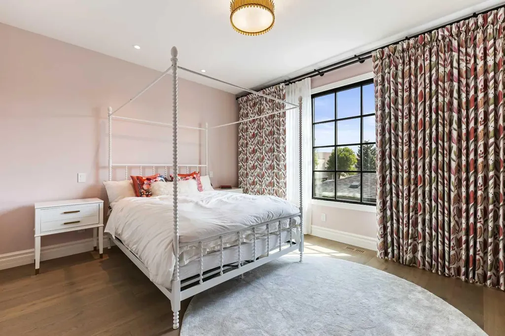 82 Valour Circle SW Calgary AB T3E 7B6