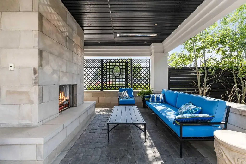 82 Valour Circle SW Calgary AB T3E 7B6