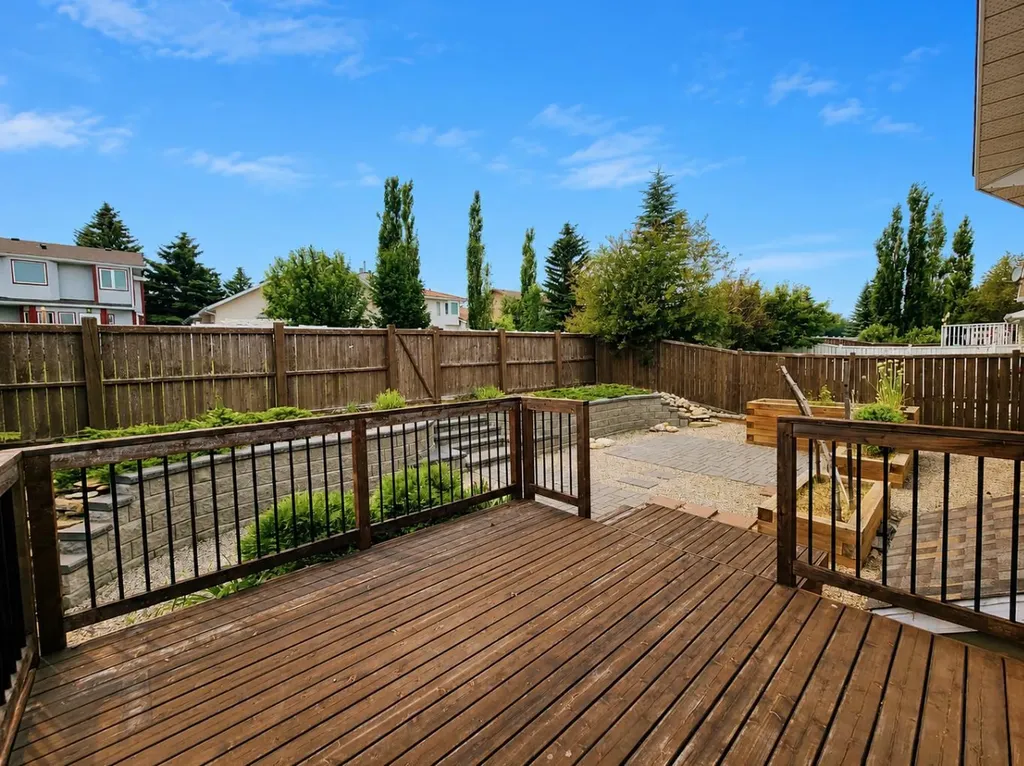58 Edgevalley Close NW Calgary AB T3A 5E4