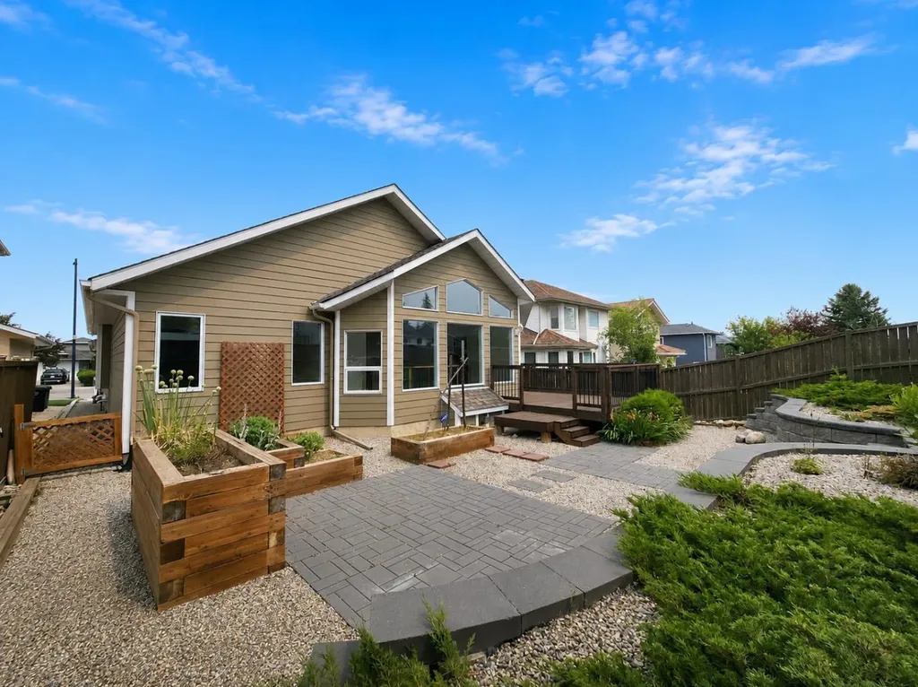 58 Edgevalley Close NW Calgary AB T3A 5E4