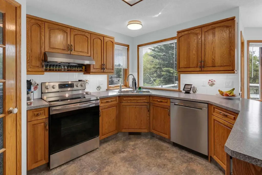 359 Schubert Place NW Calgary AB T3L 1X2