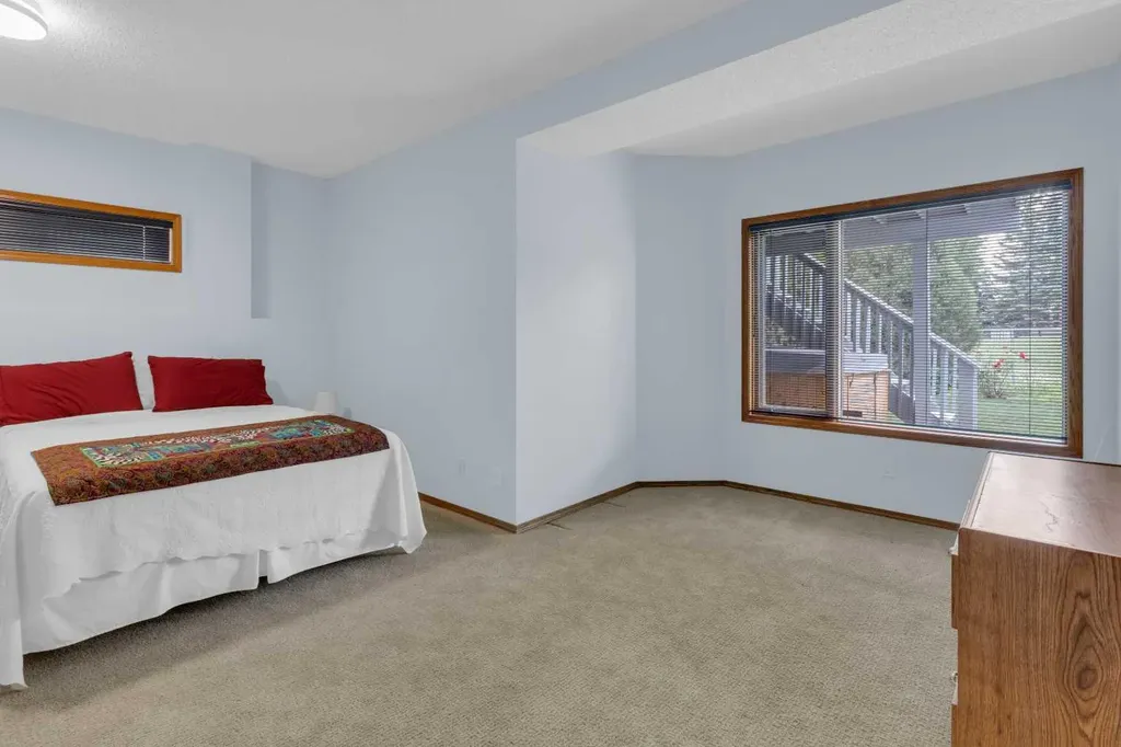 359 Schubert Place NW Calgary AB T3L 1X2
