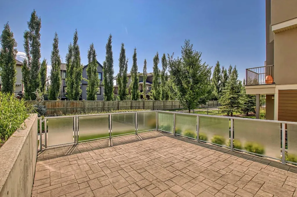 8539 8a Avenue SW Calgary AB T3H 4C7